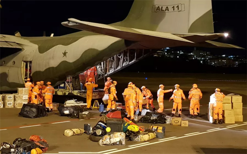 Bombeiros que atuaram em Brumadinho embarcam para Moçambique onde ciclone matou centenas de pessoas
