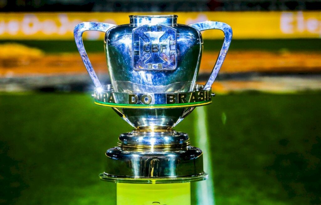 CBF - A taça que será entregue ao campeão da Copa do Brasil