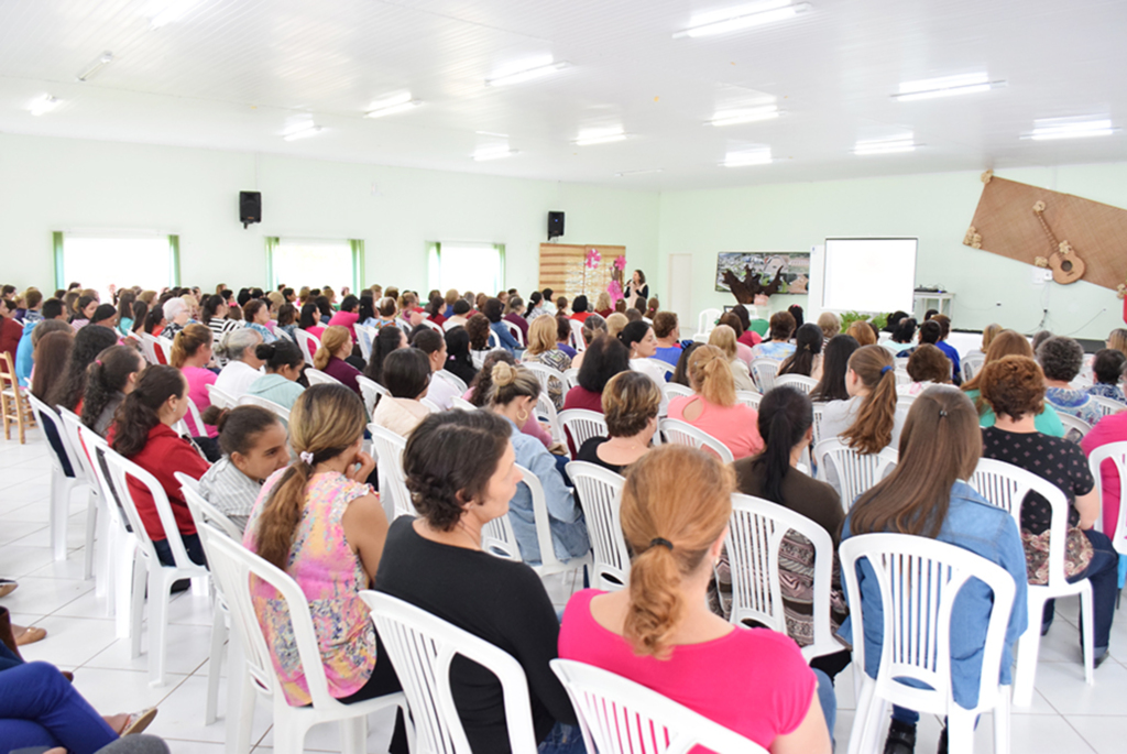 Cerca de 300 participantes do Encontro  de Mulheres em Abdon Batista