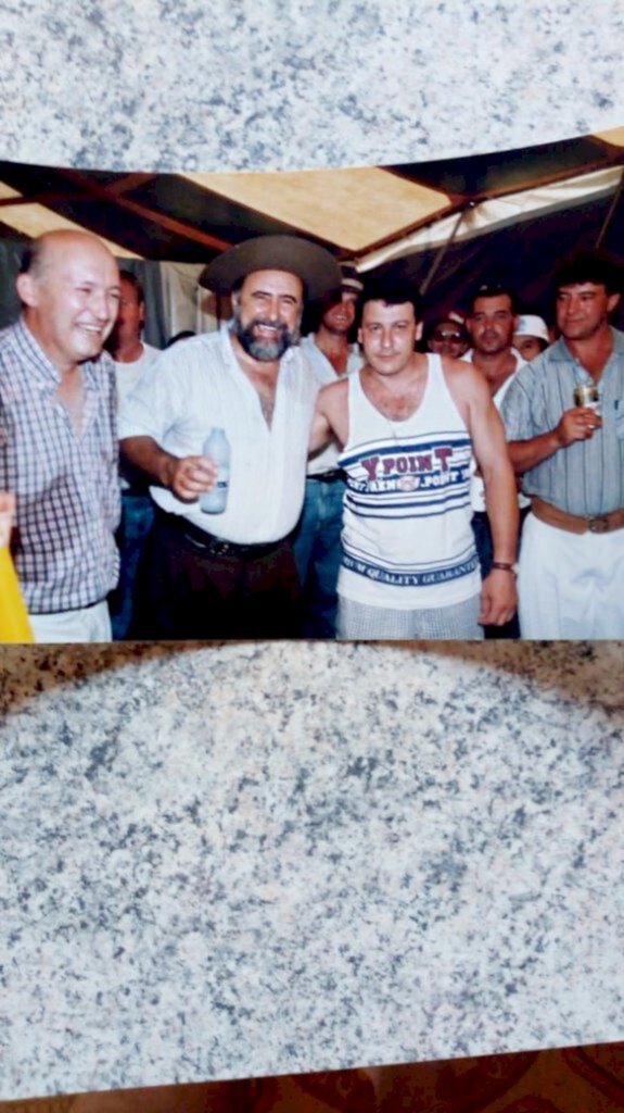  - Na foto estão Hilton Pedro Paggi, Gaúcho da Fronteira, Ademir Toigo e no detalhe parte do público, na Área de Lazer Dr. Arnaldo Favorito. O local é acessível e arrastava multidão a cada evento.