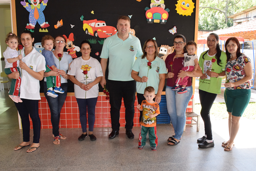 Prefeitura de Abdon realizou entrega de rosas em  homenagem às mulheres
