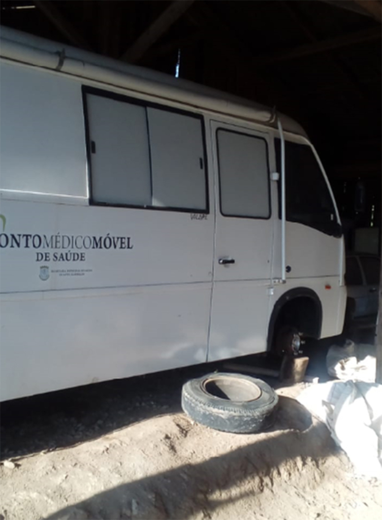 Pneus do odontomóvel  são retirados para  atender demanda do transporte escolar em Anita
