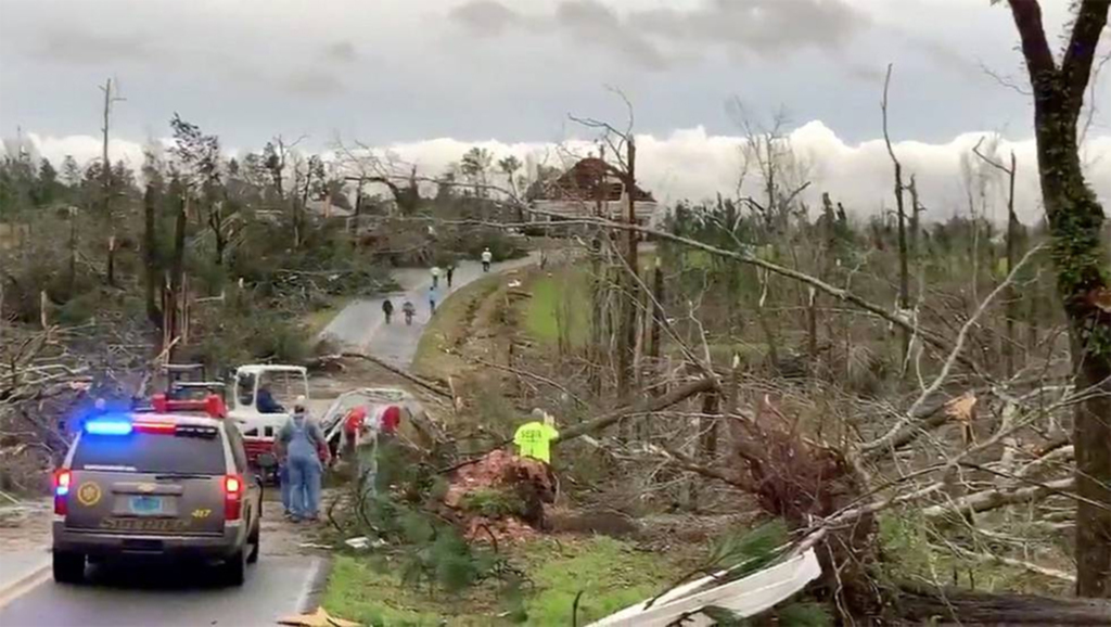 Pelo menos 23 mortos após a passagem de um tornado nos EUA