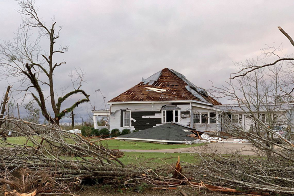 EUA: tornado atinge Alabama deixando rastro de morte e destruição