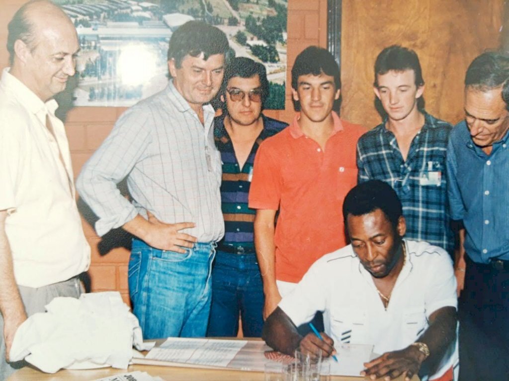  - O craque (Pelé) e ex-camisa 10 da Seleção Brasileira e do Santos está na foto com Antonio Zanchet (Altair AZ), Nadilce, Romani, Paulo César Beloto, Gerson Sfredo e o prefeito da época Celso Farina, na Unidade Industrial Capinzal Aves (Perdigão Agroindustrial). Relação de nomes passada por Idnei Baretta.