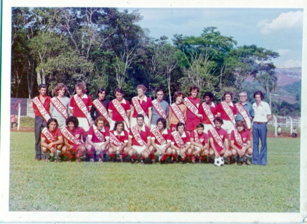 Aldo Azevedo / jornalista de formação - Em pé: Breno (presidente), Peroto, Jundiá, Coquiara, Severino, Joe, Teco, Montila, Dal Bello, Tchule, Olivo Susin, Ermindo Viecelli (patrono) e Vilson Dambrós (técnico). Agachados: Tio Pé, Pimba, Matté, Chico, Ico, Flamenguinho, Binho, Vilson Streme, Daniel e Camomila.