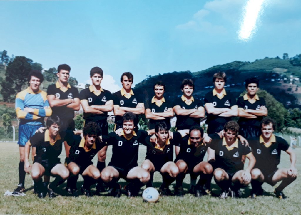  - A foto é de 2005, em pé da esquerda para a direita: Toigo, Jairo, Cesar, Beto, Pelé, Prego, Mauricio e Bere. Agachados: Forma, Aldo, TJ, Neguinho, Corcorã, Tita e Serafim.