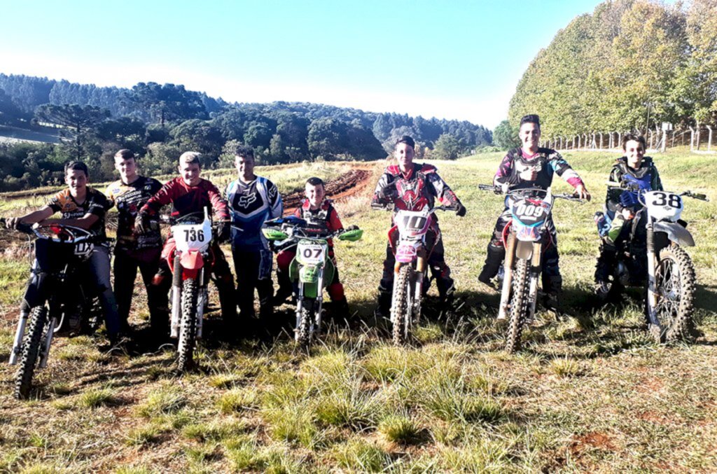 Foto: Enio O. Azevedo - Jovens praticando Velocross, inclusive, com sonho de futuros pilotos em competições oficiais.