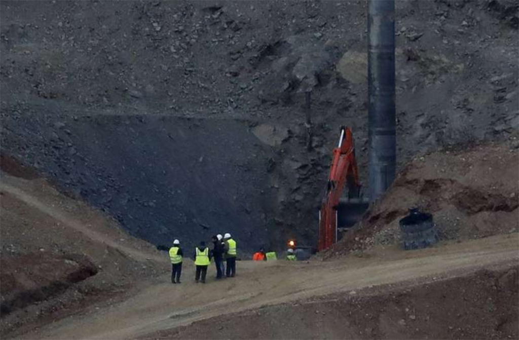 Equipe de resgate desce 73 metros abaixo da terra em busca de menino espanhol desaparecido