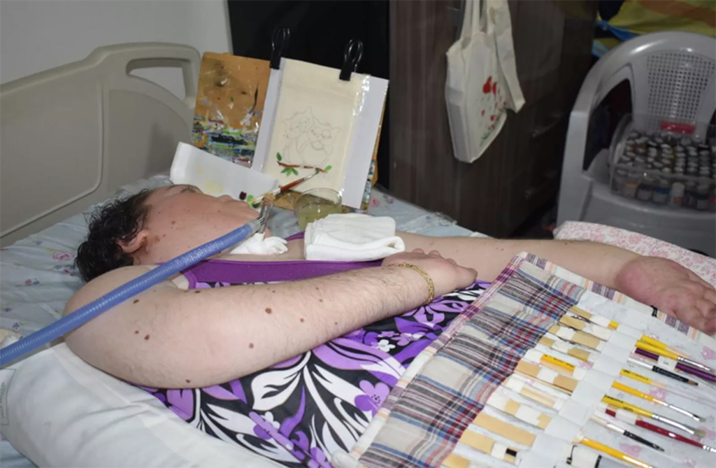 Mulher deixa hospital após 43 anos e traça objetivos para vida nova: 'Viajar e ajudar as pessoas'