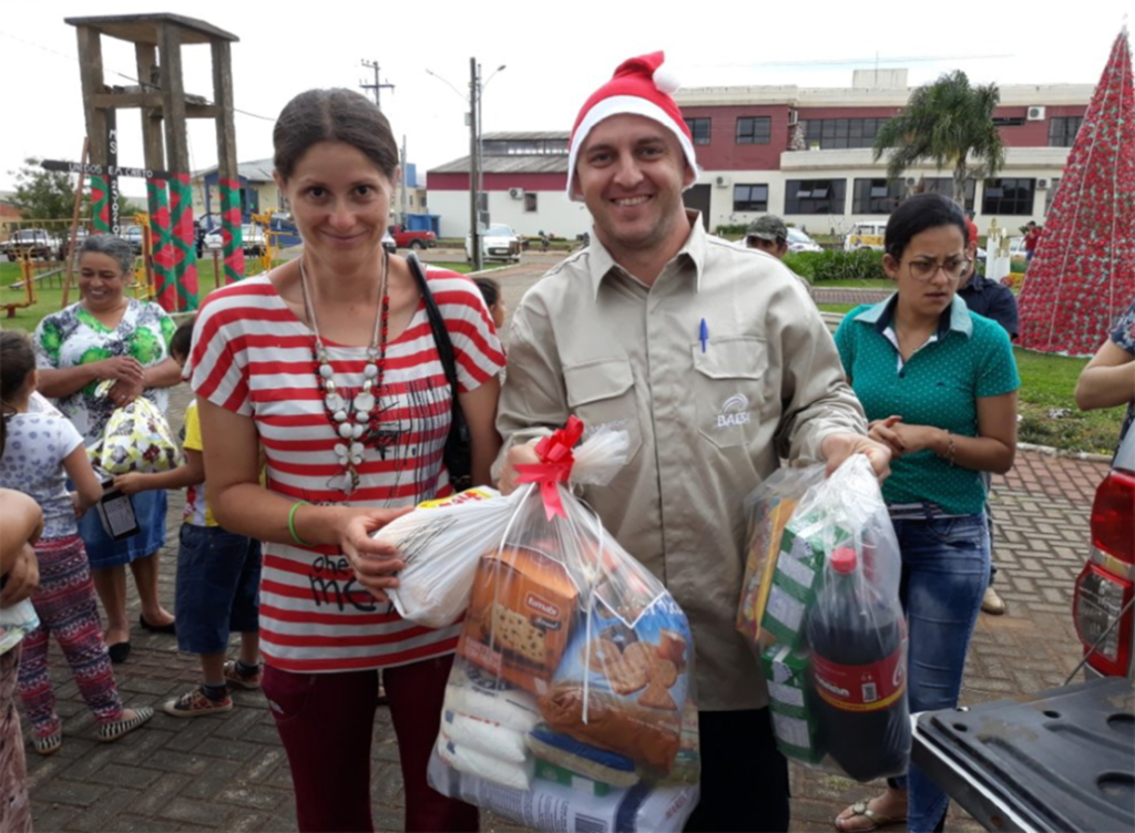 Colaboradores da Usina  Hidrelétrica Barra Grande  distribuem presentes de Natal