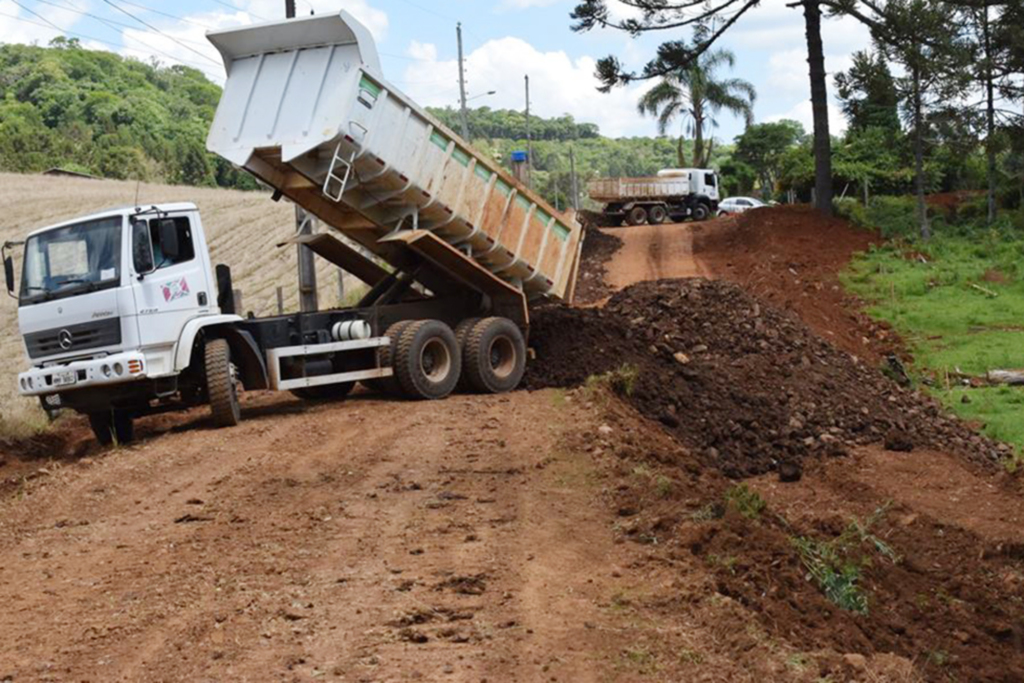 Secretaria de Obras prepara rua pra receber calçamento no interior de Abdon Batista