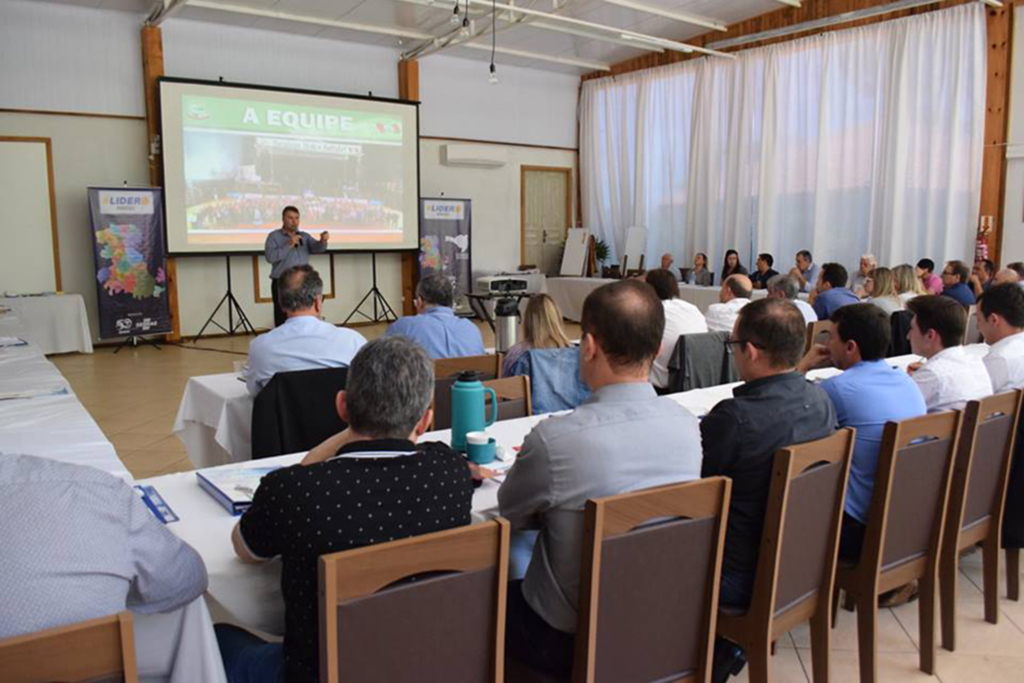 Prefeito de Abdon ministra  palestra à lideranças da  região de Chapecó