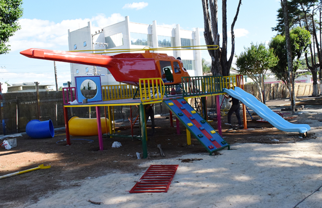1º Playground em forma de helicóptero do Brasil é instalado na Praça de Abdon