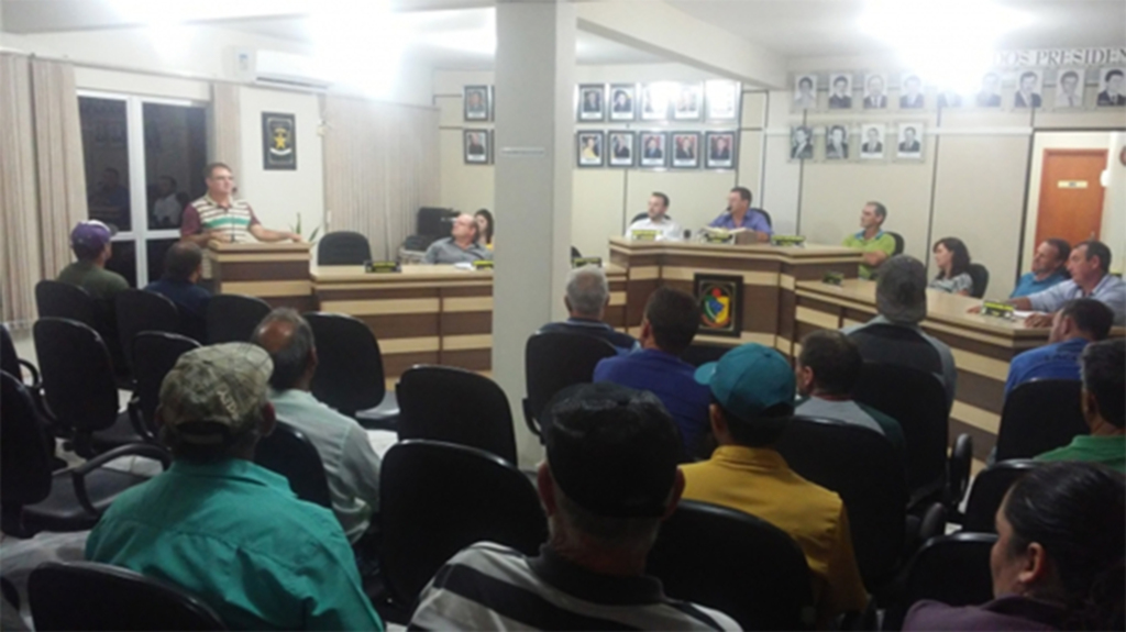 Comunidade  participa de sessão  da Câmara para  reivindicar água potável em Celso