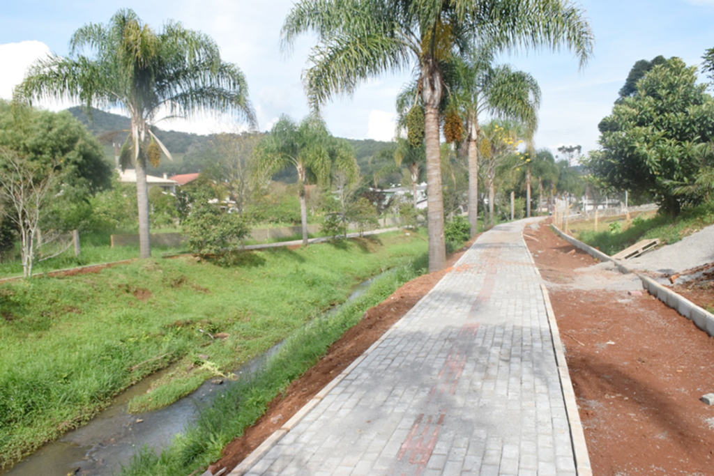Obras de construção de  calçadas em torno do  Lajeado Demeneck em Abdon avançam