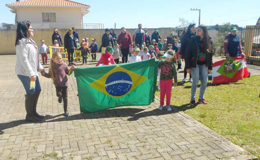 Pequenos da educação infantil de Anita realizam  homenagens à Pátria