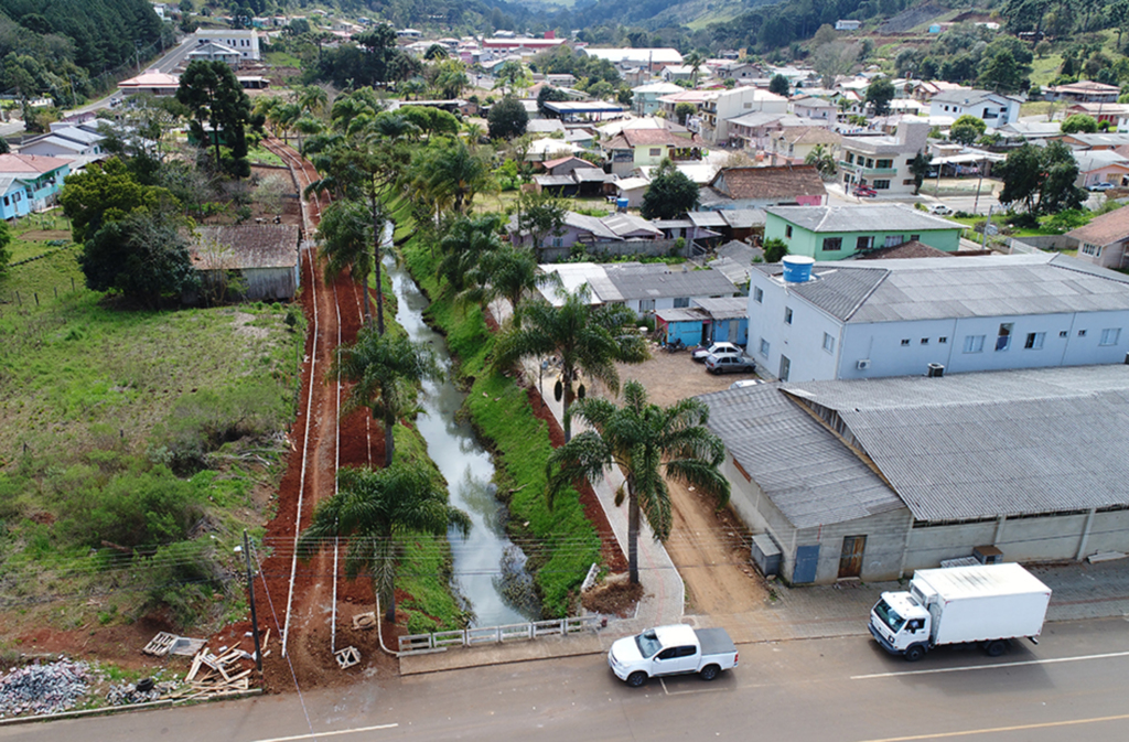 Obras de construção de calçadas em torno do Lajeado Demeneck em Abdon avançam