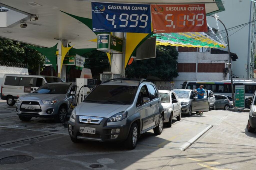 Petrobras poderá manter preço da gasolina estável por até 15 dias