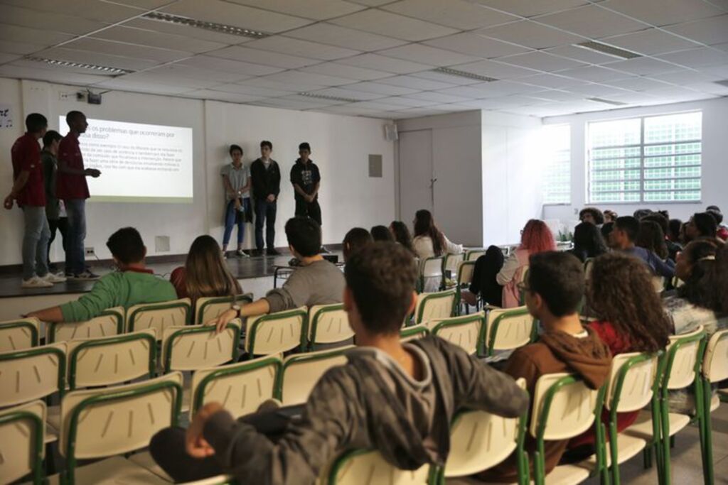 Ensino médio é a etapa que vai exigir mais atenção do próximo governo
