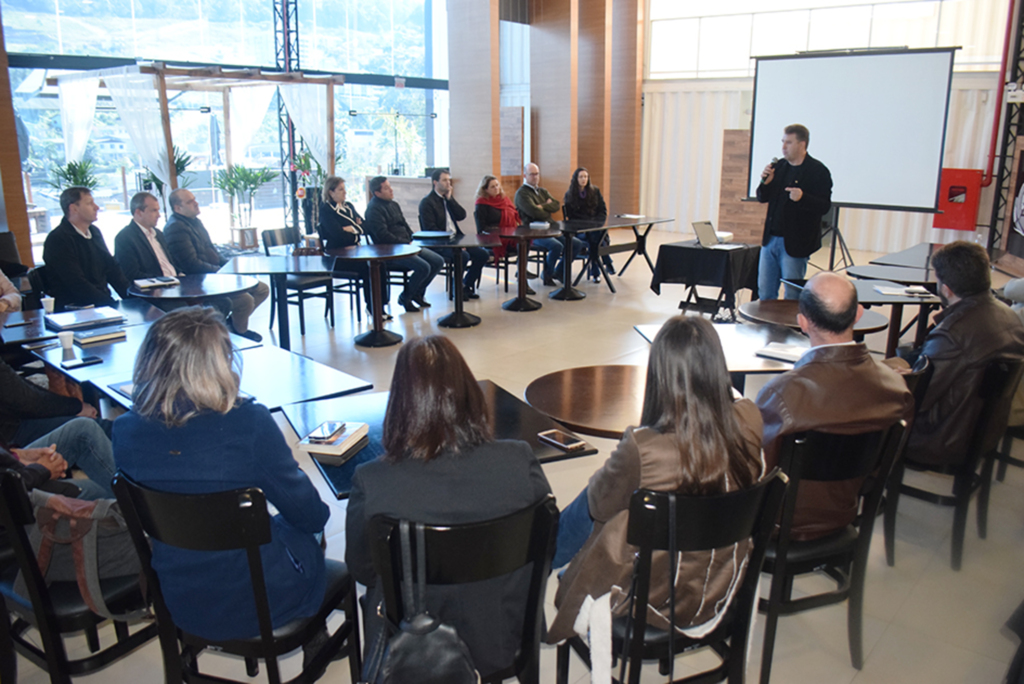 Prefeito Lucimar ministra palestra à lideranças da região da AMMOC