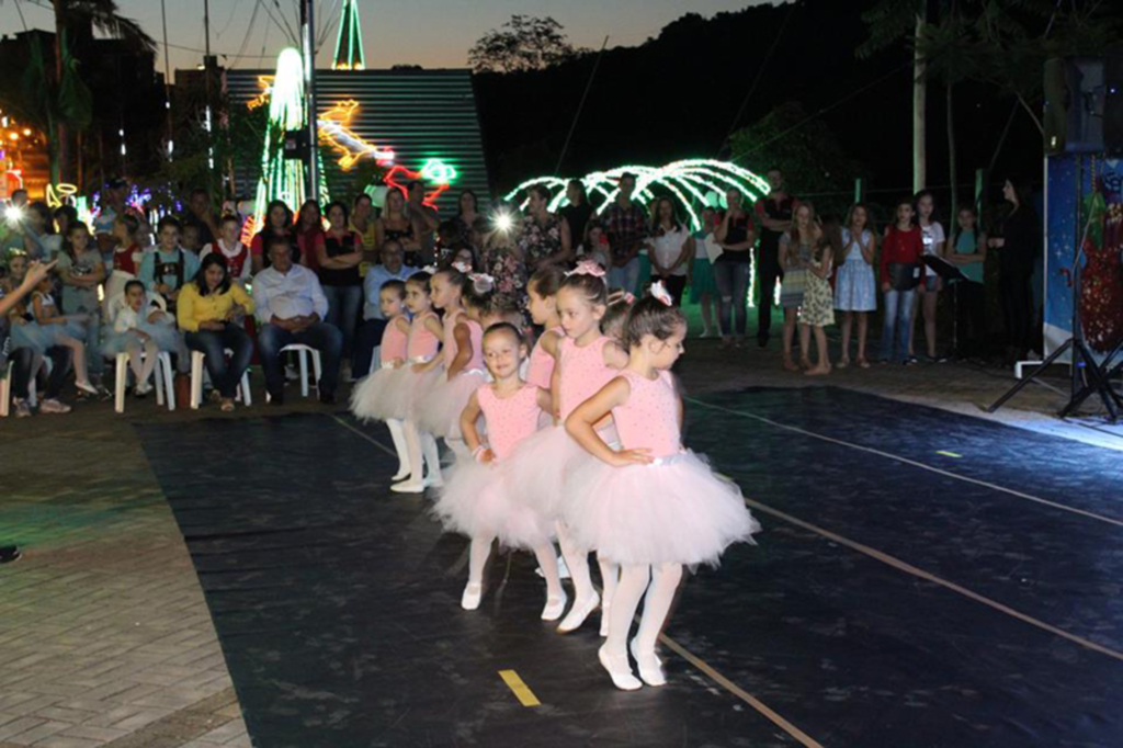 ESTUDANTES DÃO SHOW EM NOITE CULTURAL DO BRILHO DE NATAL EM PIRATUBA