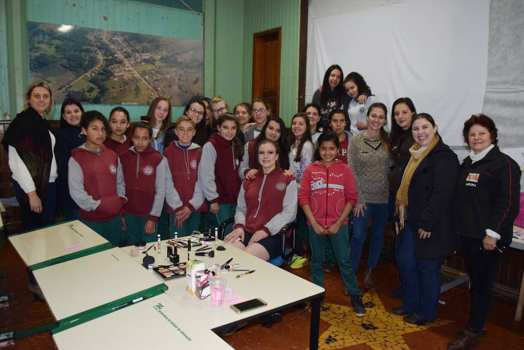 Adolescentes participam de oficina de maquiagem em Abdon Batista