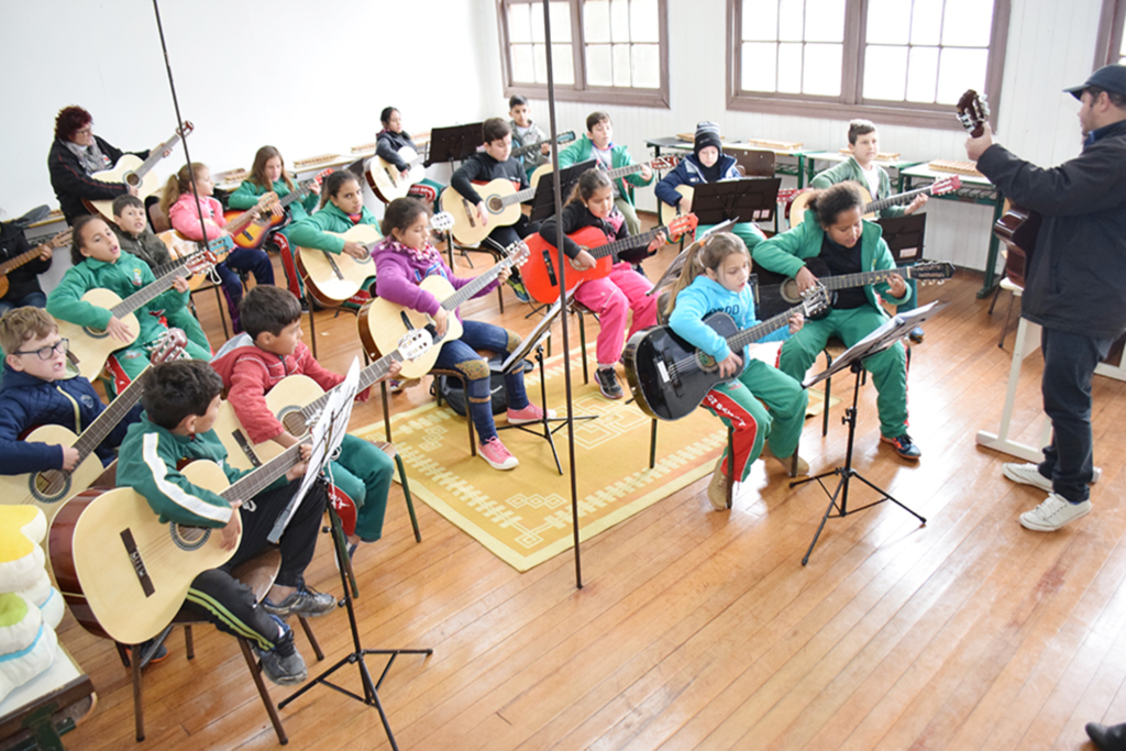 110 pessoas participam das aulas de violão em Abdon Batista