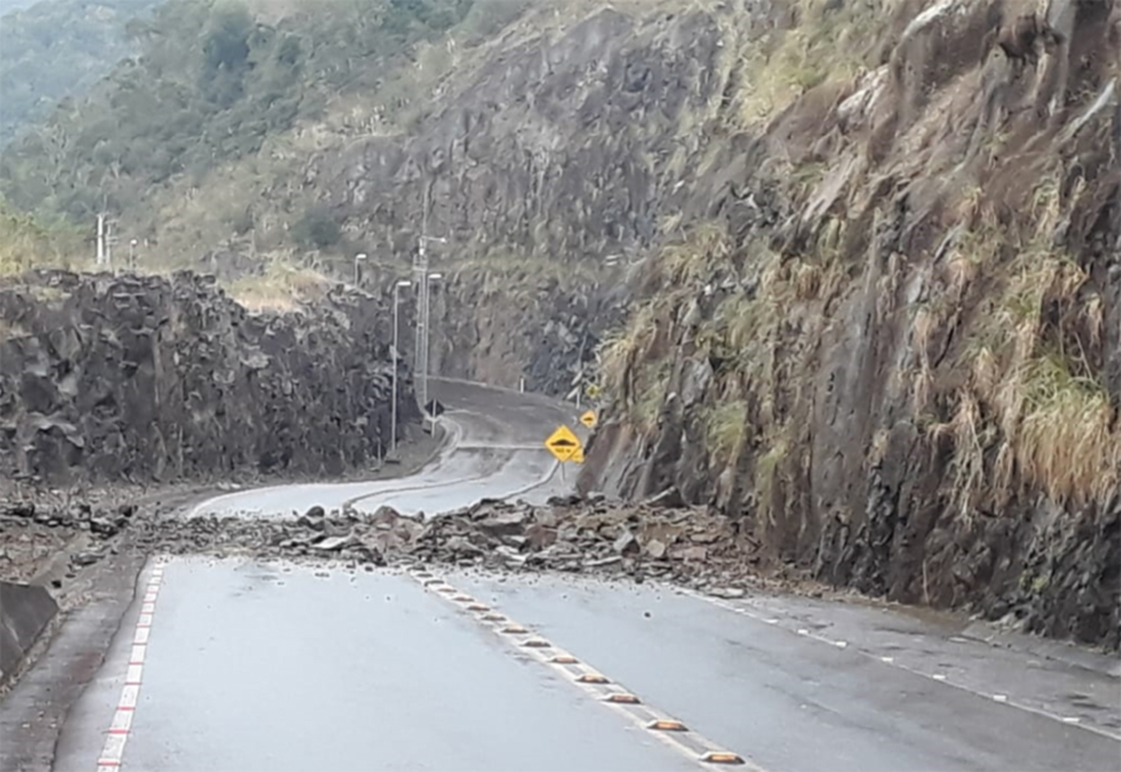 Deslizamentos interromperam trânsito na SC-452,  entre Anita e Pinhal
