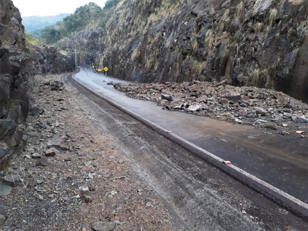 Trânsito é liberado em meia pista na SC-452