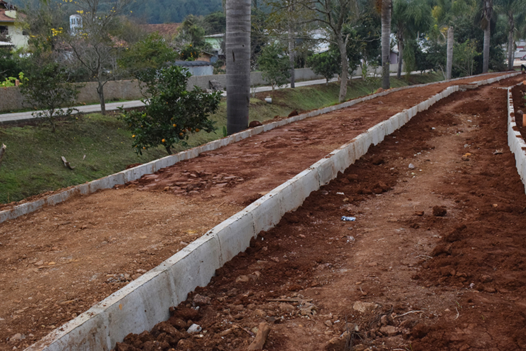 Seguem obras de construção de calçadas em torno do  Lajeado Demeneck em Abdon Batista