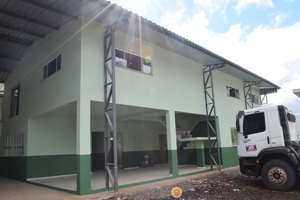 Nova garagem da Prefeitura de Abdon Batista está na  reta final de conclusão