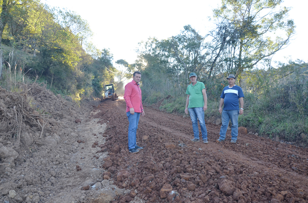 Prefeitura de Anita revitaliza estrada estadual até Abdon