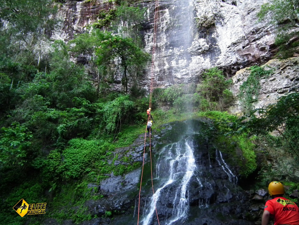 Grupo realiza rapel nas  Furnas do Brechó