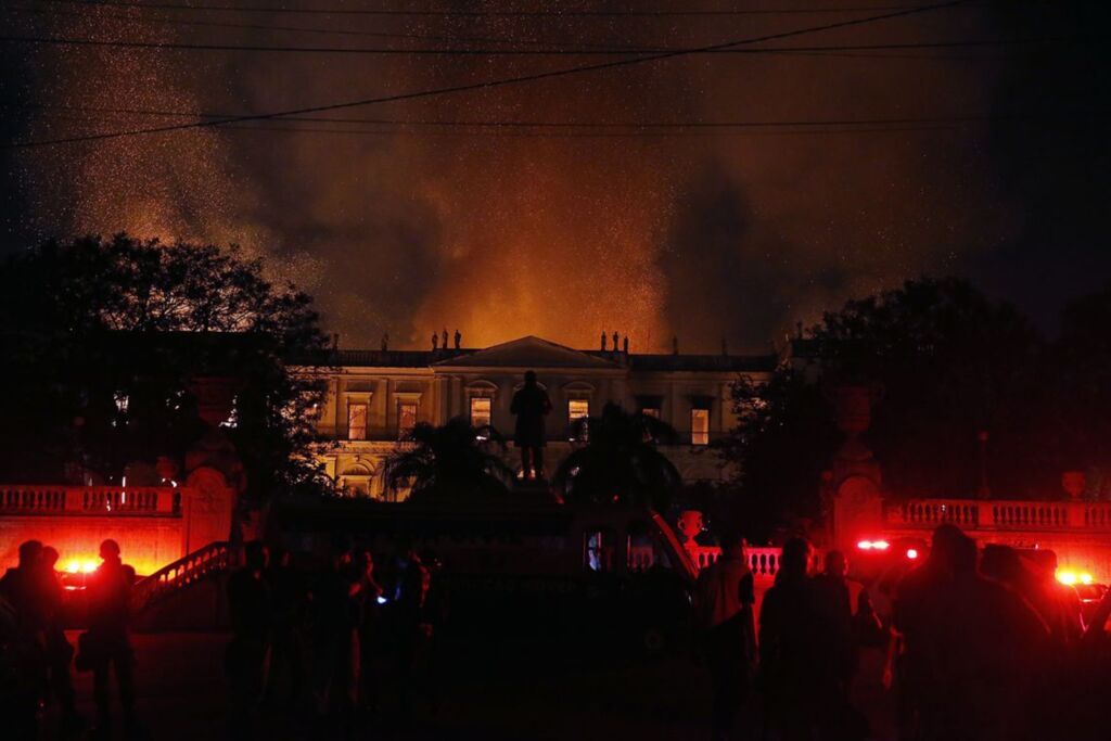 Incêndio no Museu Nacional foi controlado por volta das 3h da manhã