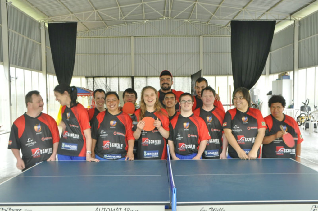  - Treze alunos da Escola Especial Frei Bruno / APAE Joaçaba receberam as camisetas da Associação Pró Tênis de Mesa.