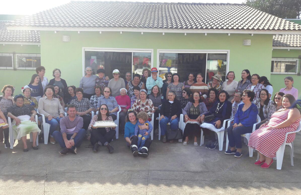 Idosos confraternizaram em  Festa de São João do Grupo Anita