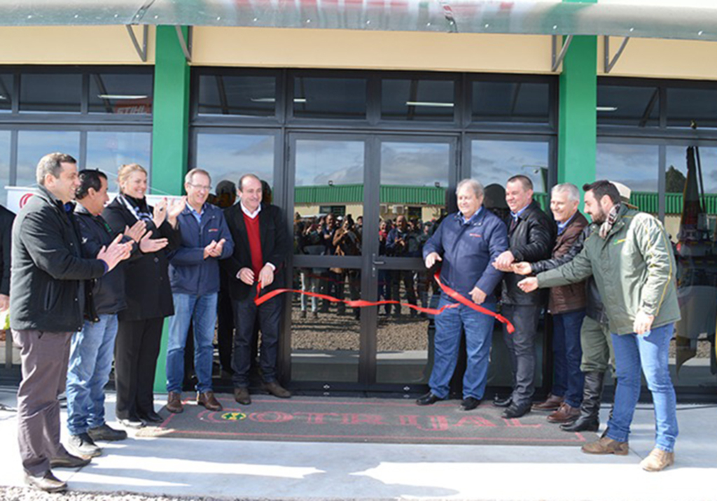 Cotrijal inaugura loja  em Esmeralda
