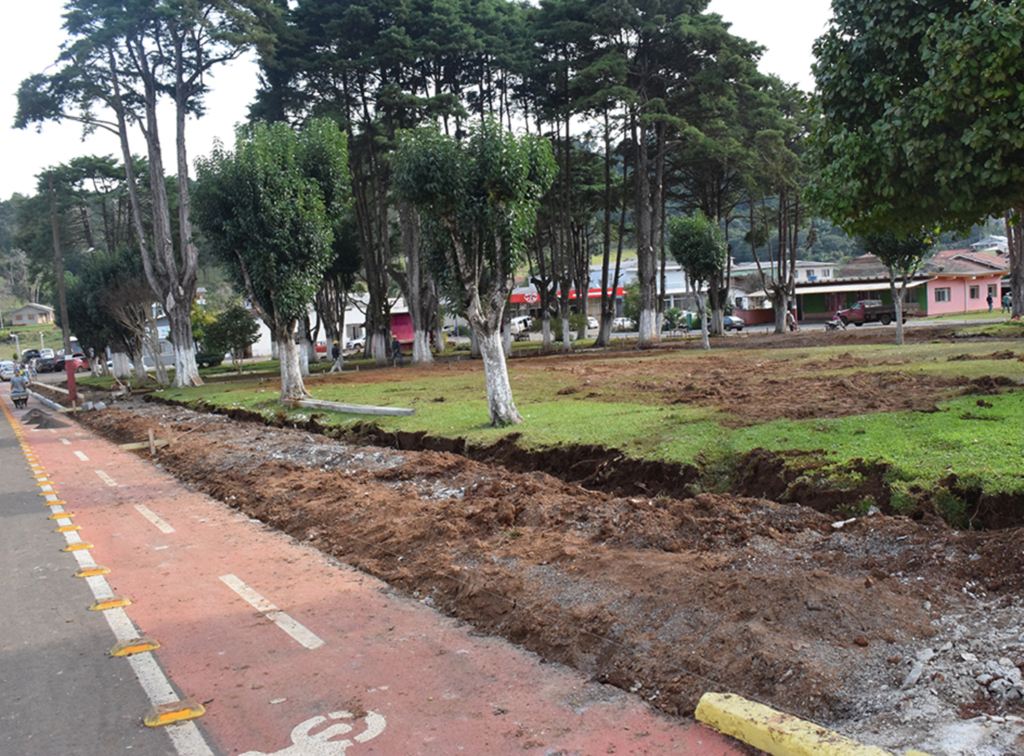 Obras de revitalização  da Praça Central  em andamento