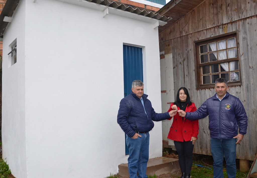 Novas famílias contempladas com banheiros em Cerro Negro