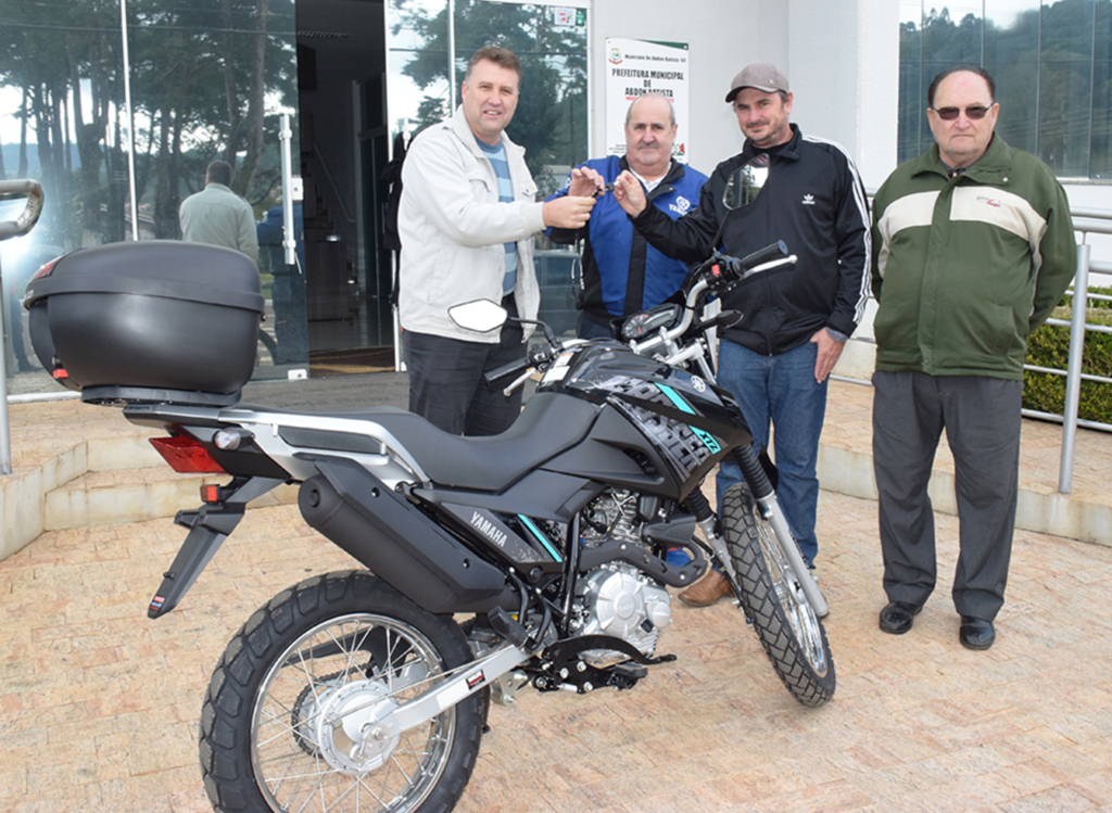 Abdon Batista entrega motocicleta ao DMAE