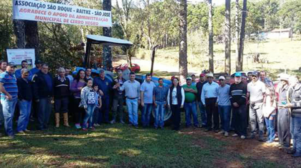 Prefeitura de Cerro realiza entrega de trator agrícola para Associação