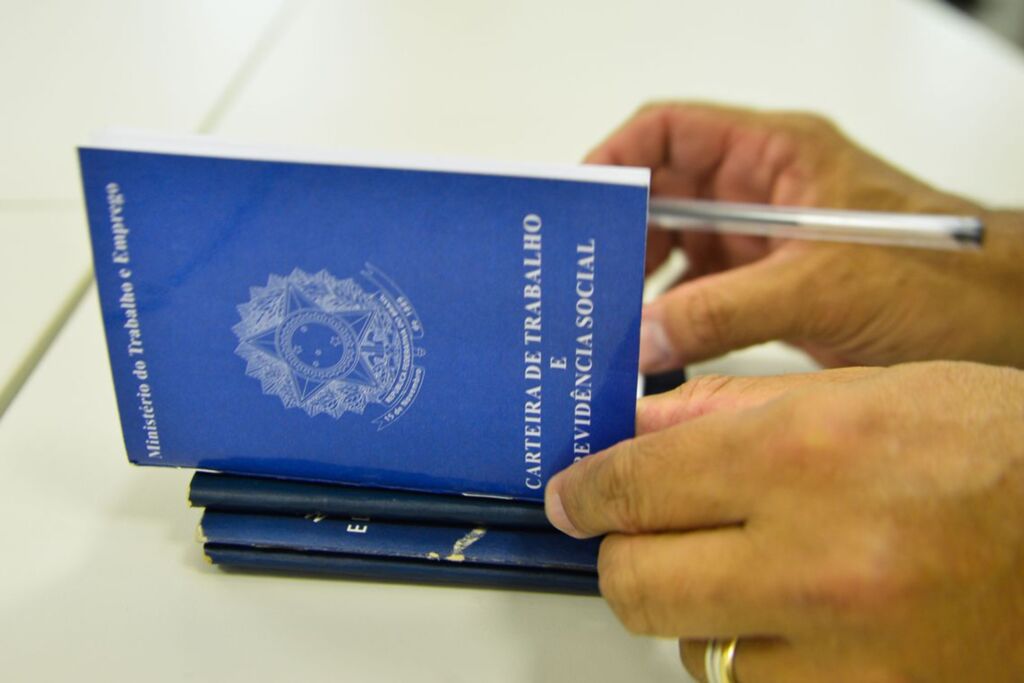 Desemprego cai para 12,3%, mas ainda abrange 12,9 milhões de pessoas