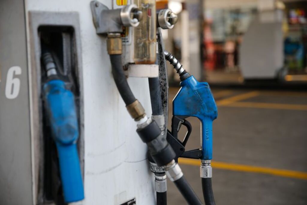Gasolina vendida nas refinarias está mais cara a partir desta quinta