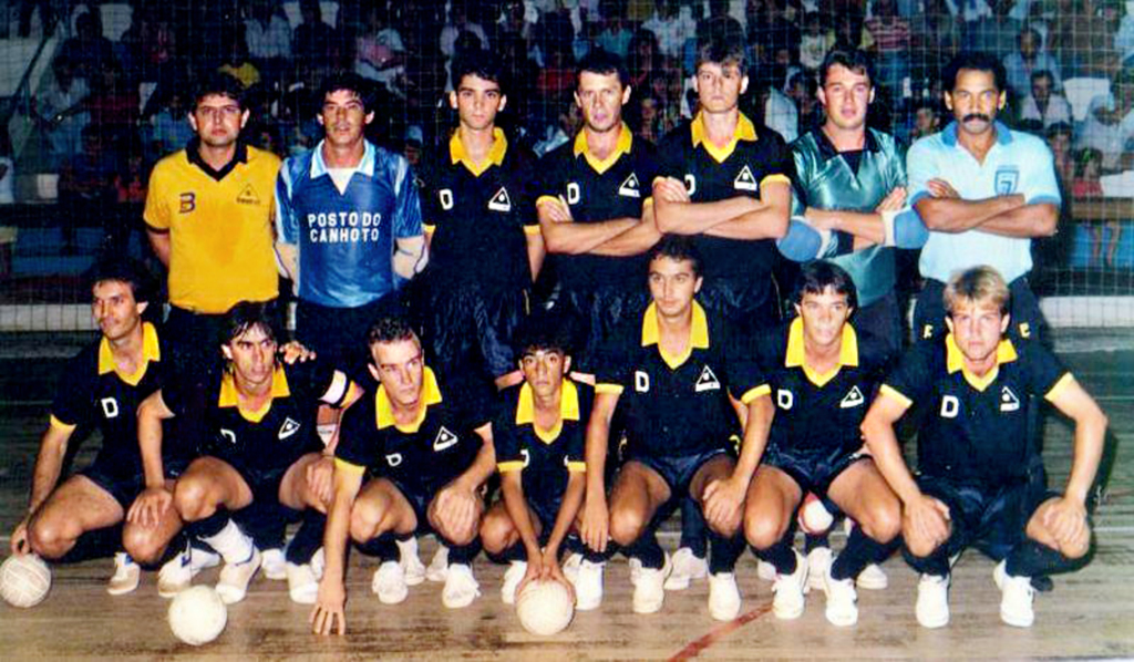  - A foto é da final do Campeonato realizado no Ginásio de Esportes Prefeito Dileto Bertaiolli, cidade de Capinzal (SC), no final da década de 1970.