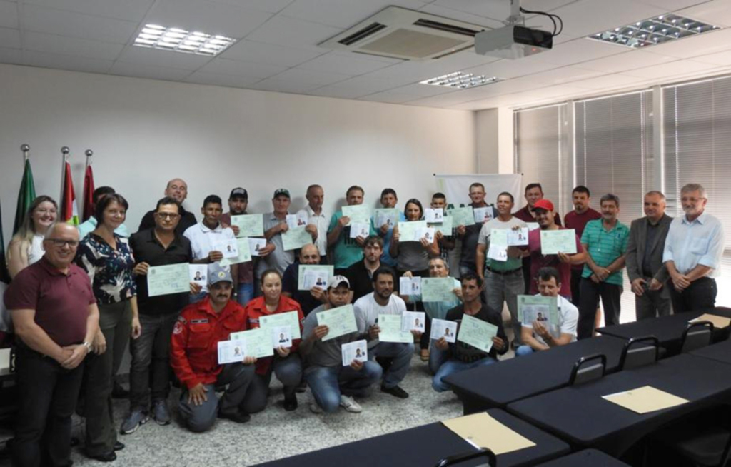 Operadores de balsa e embarcações receberam  certificação e habilitação