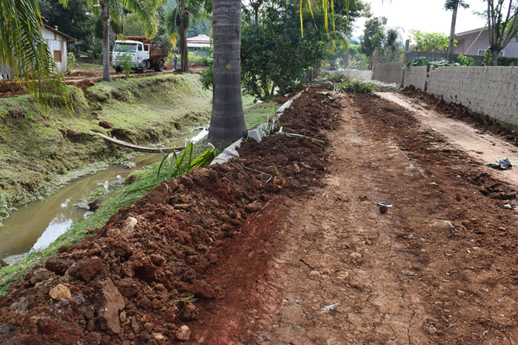 Seguem obras de construção de calçadas em  torno do Lajeado Demeneck