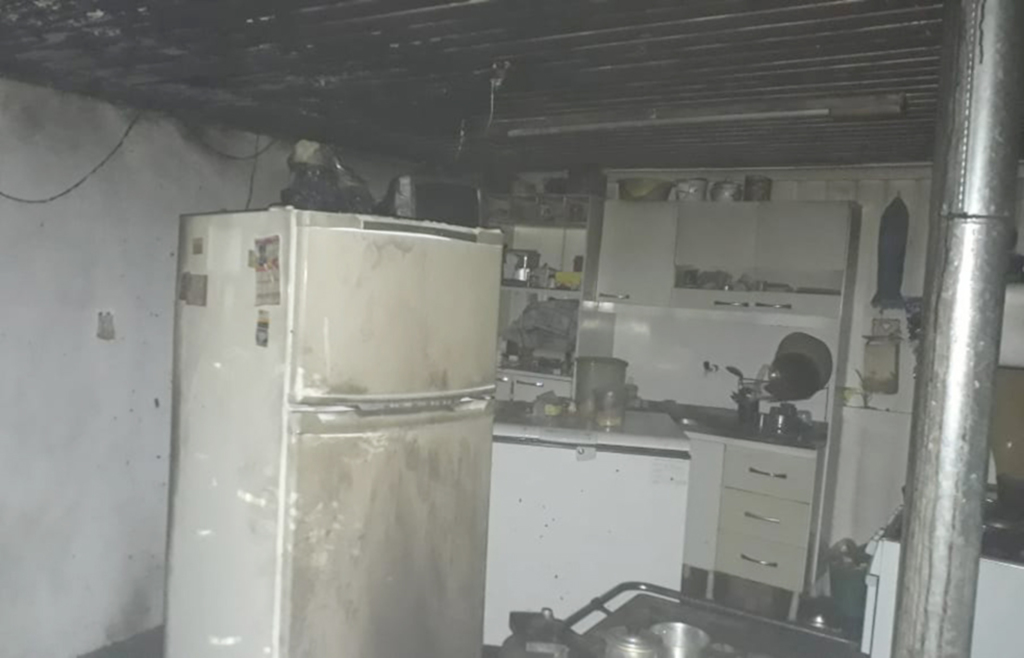 Princípio de incêndio danifica parcialmente moradia em Campo Belo