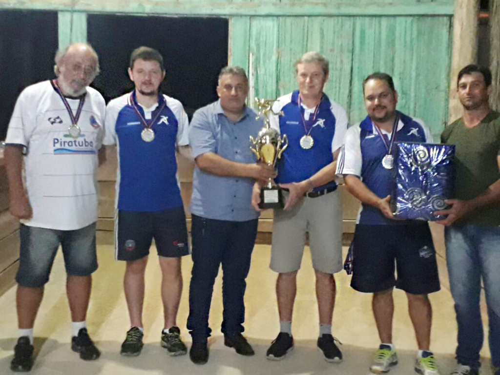  - Vice-prefeito Evando Antônio de Azeredo durante entrega da premiação ao campeão Gasparetto