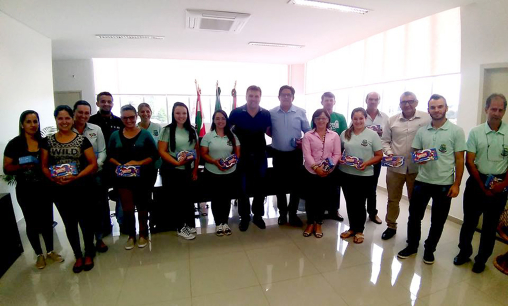 Páscoa: Prefeito distribuiu chocolates e antecipou  salário dos servidores